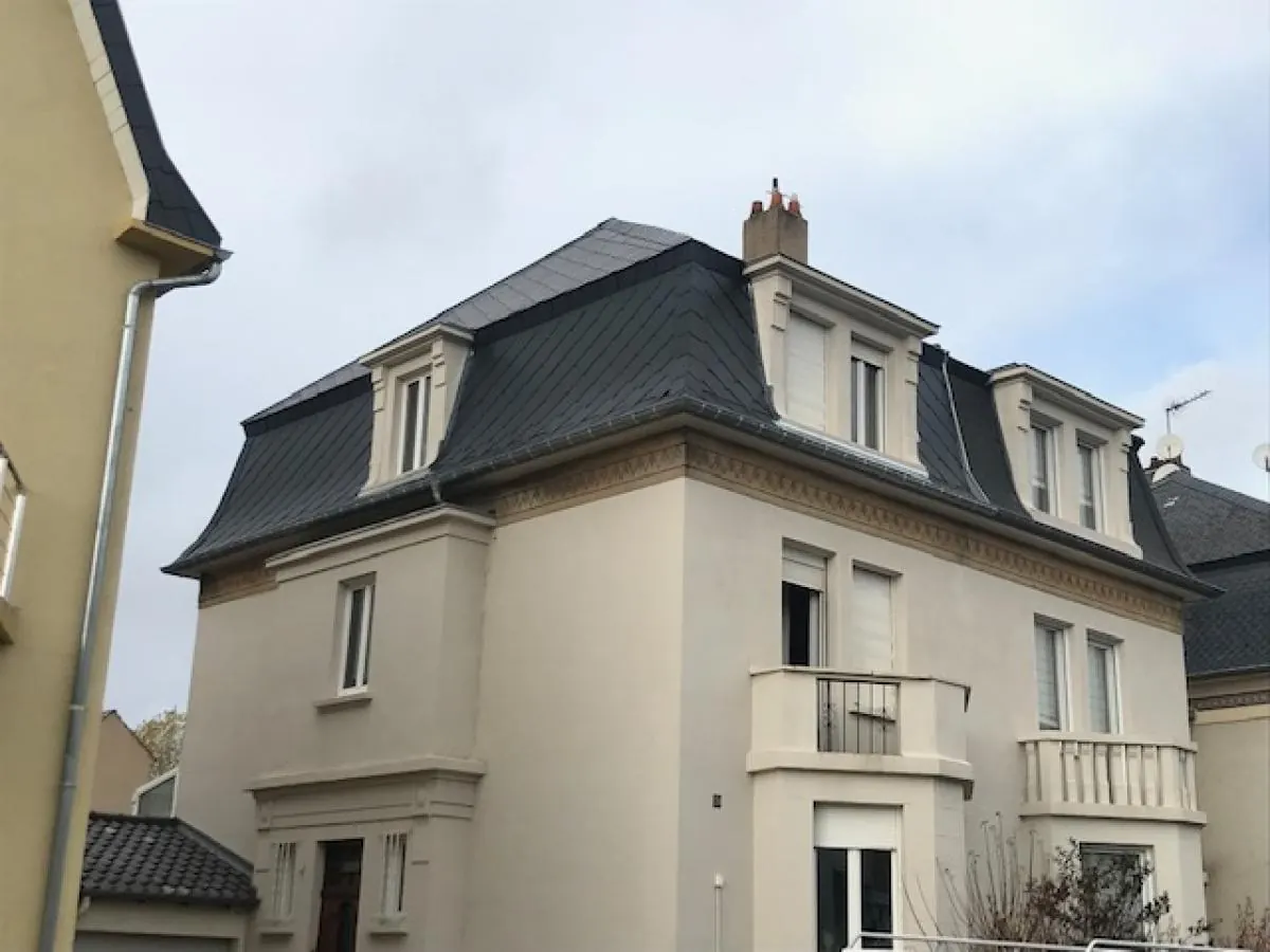 Maison de ville avec toit à la Mansart en ardoise et lucarnes